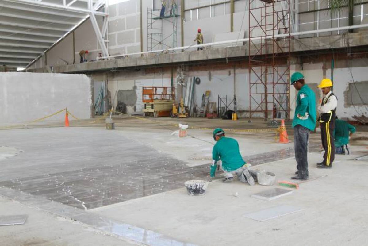 Trabajos en el nuevo área de abordaje del muelle internacional. JULIO CASTAÑO - EL UNIVERSAL