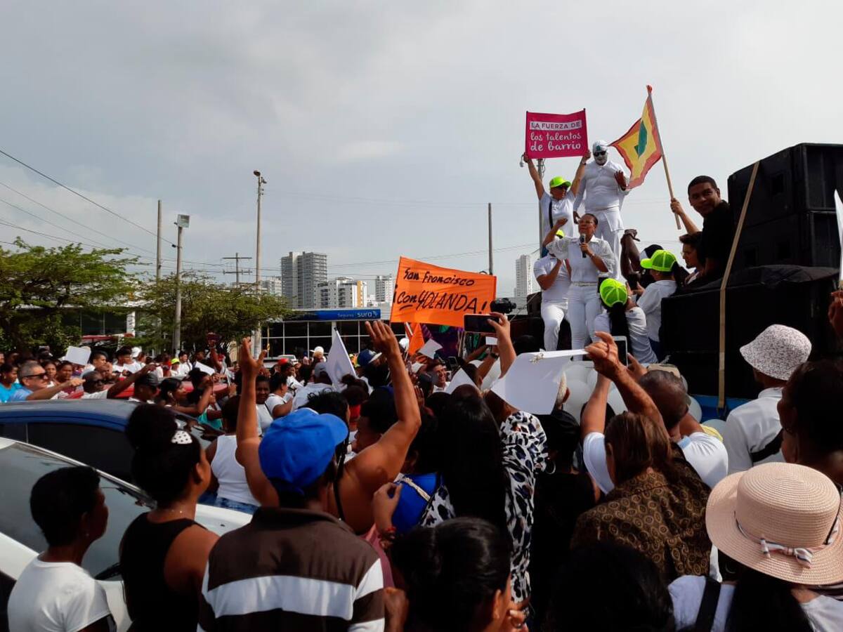 Una gran multitud la esperó a las afueras de la Registraduría. // Foto: Luis Eduardo Herrán - El Universal.
