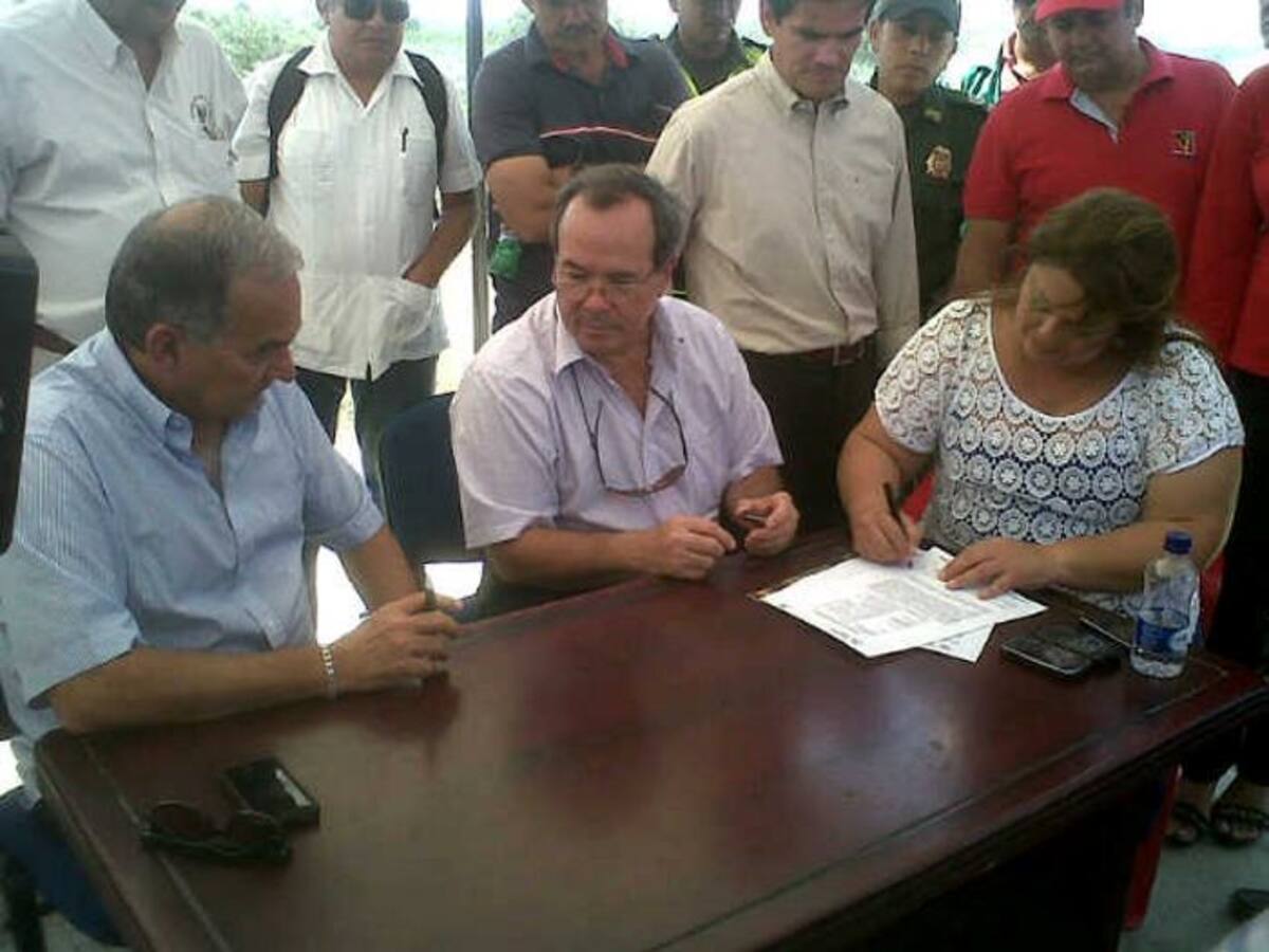 Firma del acta de inicio de obras del puente Pasacaballos - Barú. JULIO CASTAÑO - EL UNIVERSAL