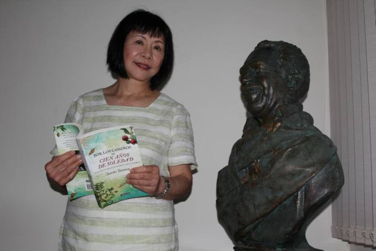 Satoko Tamura junto a la escultura de García Márquez,realizada por Óscar Noriega. Kailline Giraldo