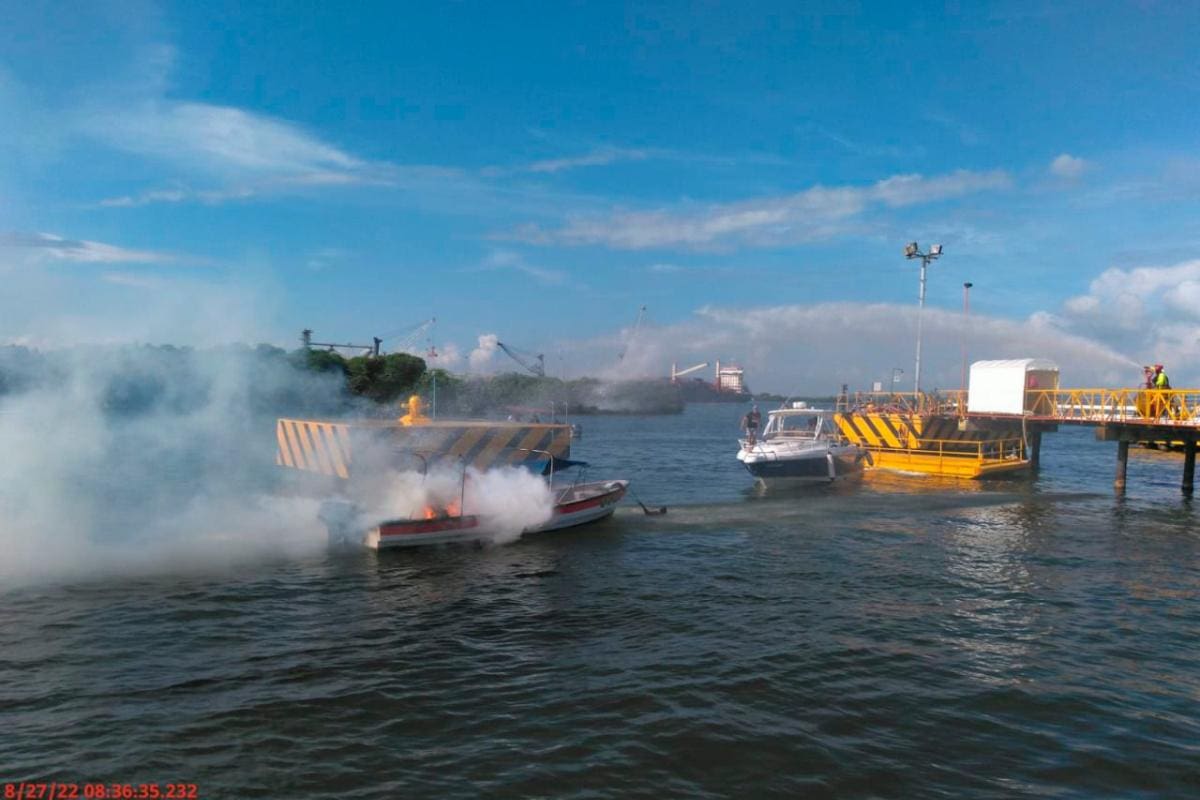 Se incendió embarcación con ocho personas a bordo en la bahía