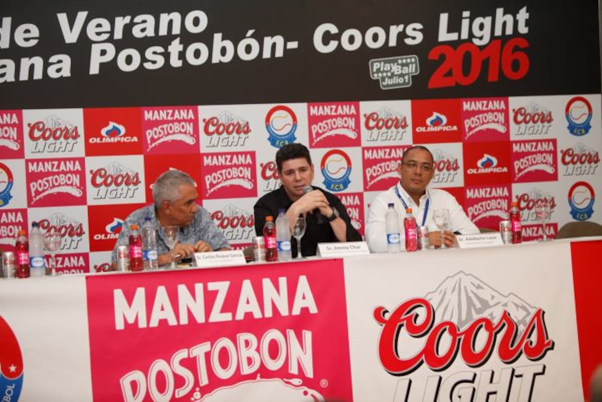 Haroldo Mestre El Universal Jimmy Char, presidente de Fedebéisbol, presentó ayer la Liga de Béisbol de Verano. Lo acompañan Carlos Roque García (gerente) y Adalberto León, gerente de Postobón en Cartagena. Cortesía.