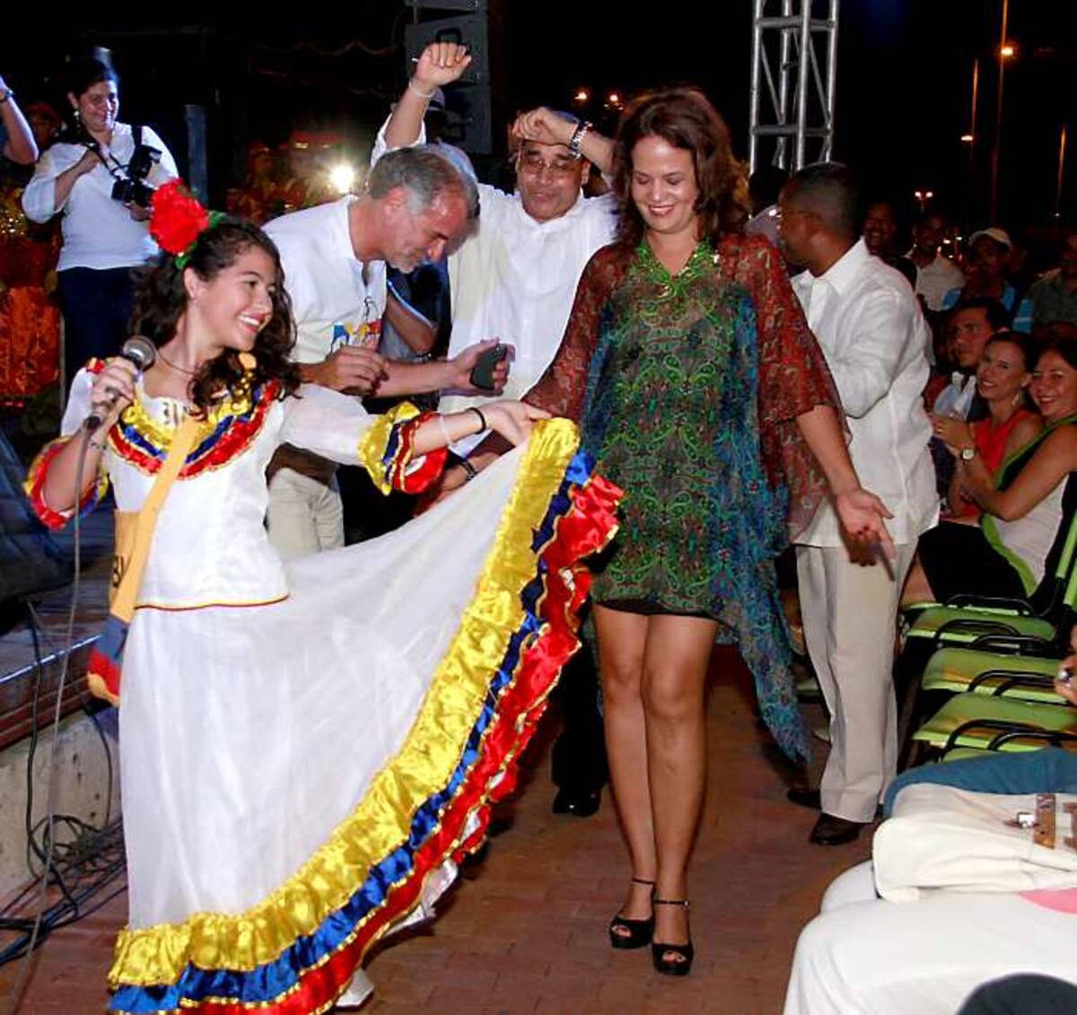 Los Niños del Vallenato invitaron a bailar al gobernador del Atlántico, Eduardo Verano y a la alcaldesa de Cartagena, Judith Pinedo.