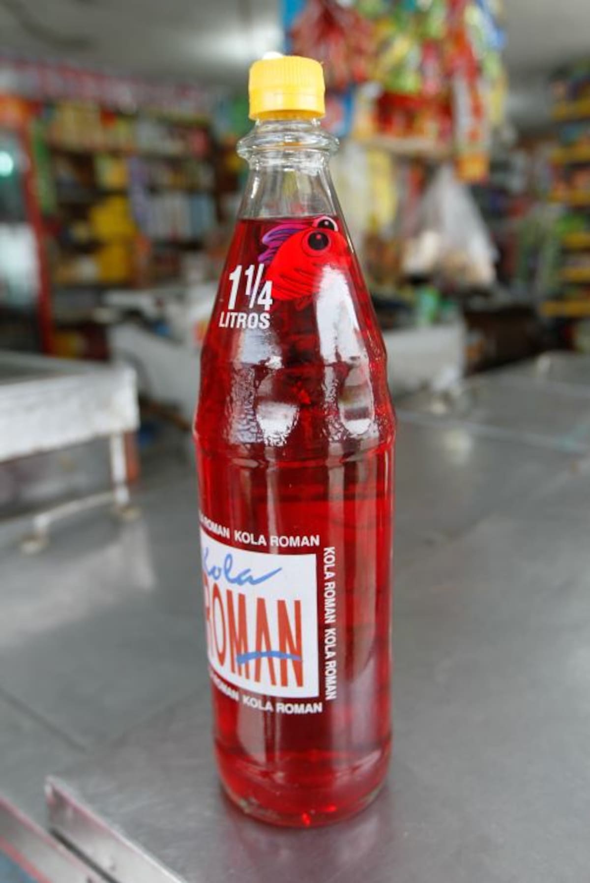 El objeto con forma de pez apareció en una botella de Kola Román. Aroldo Mestre
