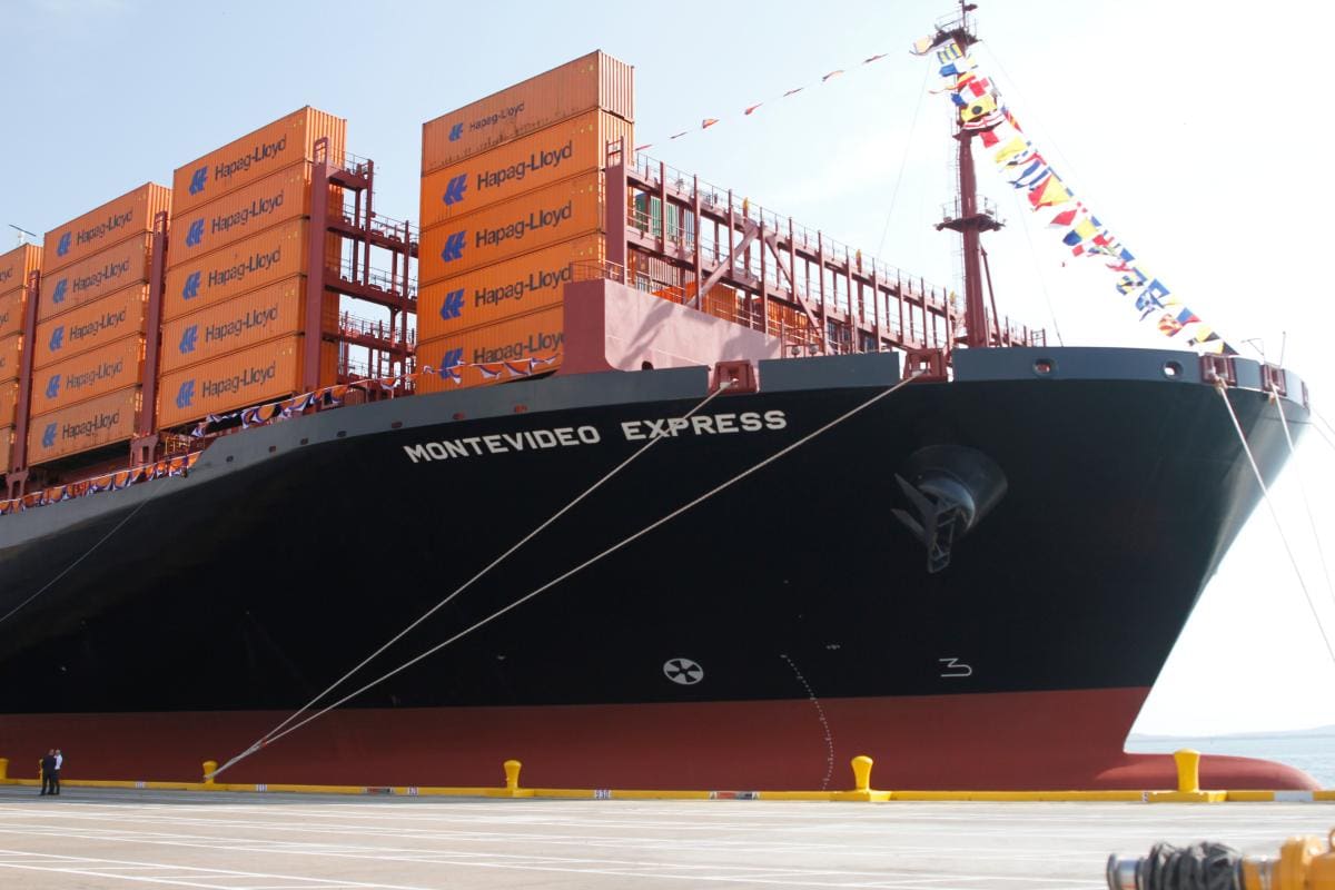 Buque portacontenedores ‘Montevideo Express’, de la naviera Hapag-Lloyd, cuyo ‘bautizo’ se hizo este martes en los muelles de Contecar, en Cartagena, con la asistencia de directivos de la compañía. //Óscar Díaz - EU