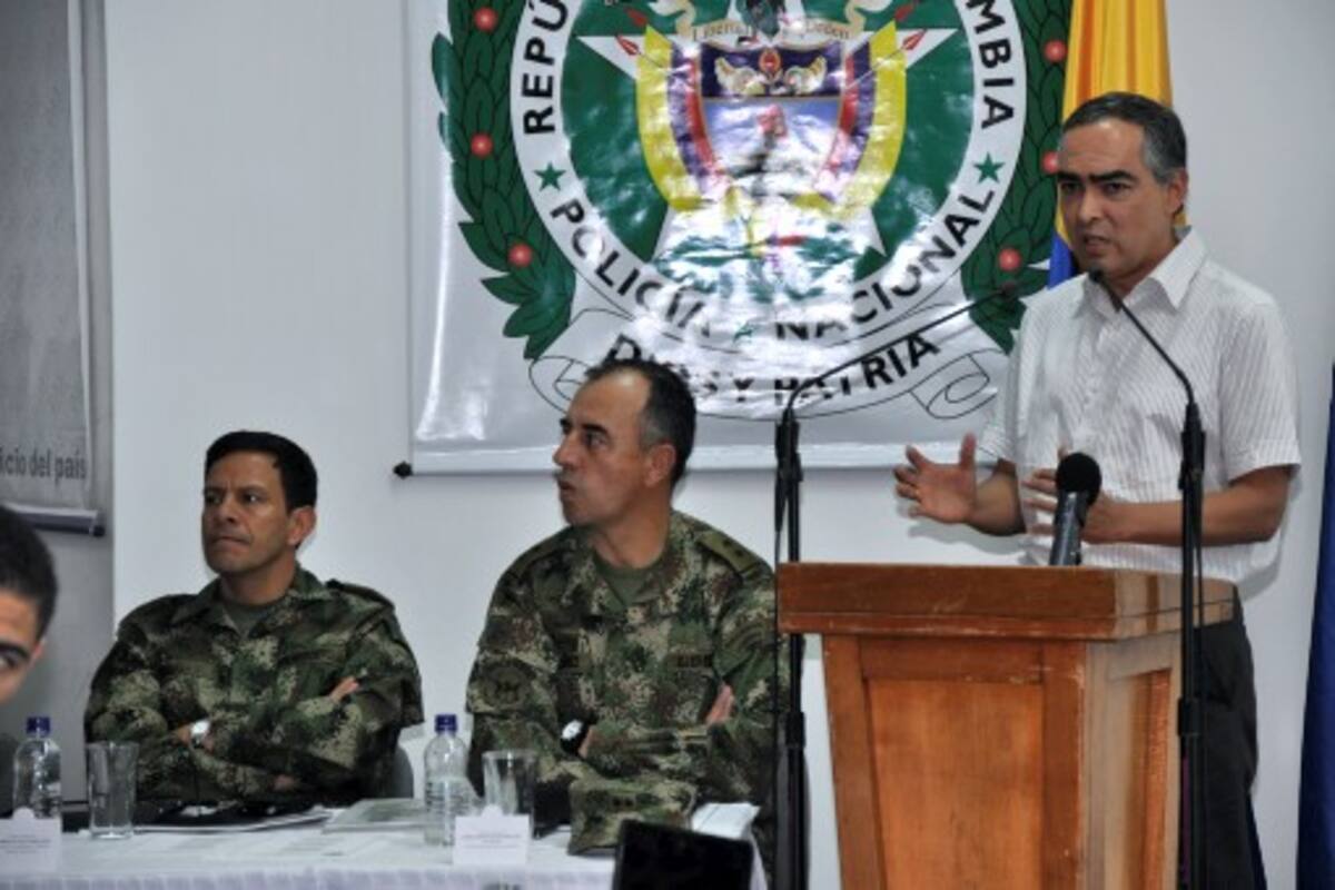 Rodrigo Rivera, ministro de Defensa durante su balance del Plan Troya ayer en Montería en compañía de algunos miembros del Ejército.