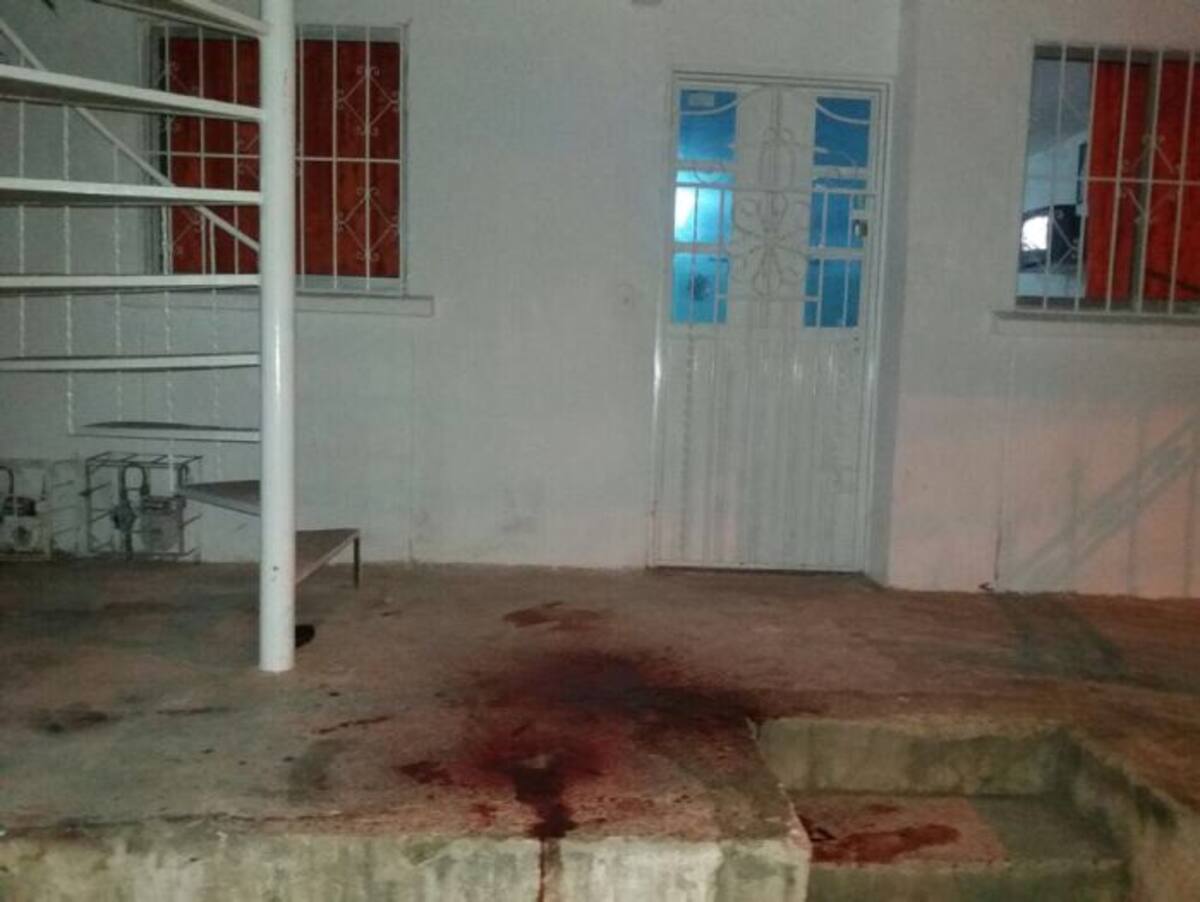 Hasta el pretil de la casa corrió la mujer pidiendo ayuda, pero su agresor fue despiadado. El Universal.