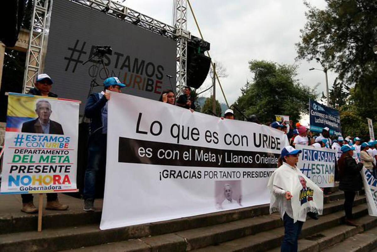 Por un lado se leen en las pancartas ¡Bogotá está con Uribe! y ¡Uribe el gran colombiano!, mientras que por otro ¡Uribe, el pueblo está berraco! y ¡Uribe es culpable!. // Colprensa