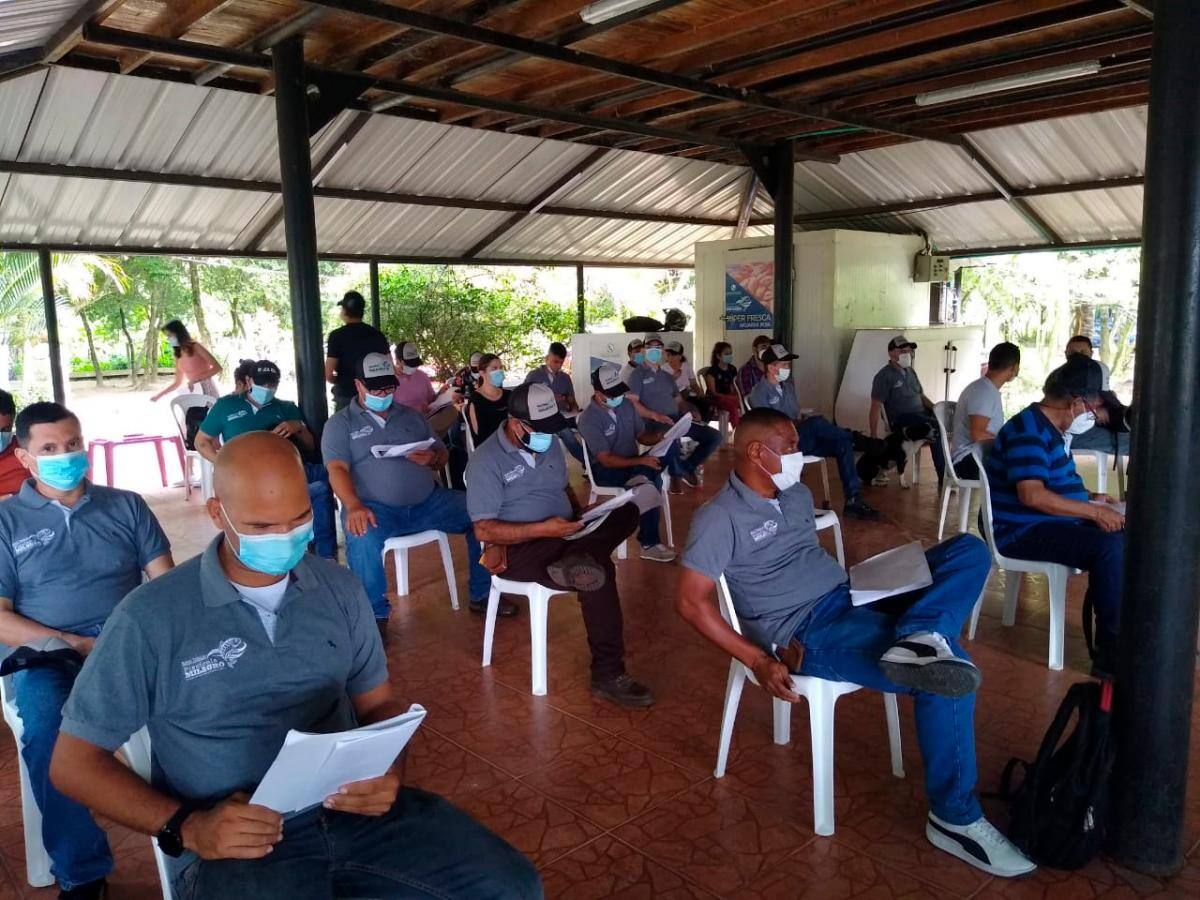 Grupo de excombatientes durante una capacitación para el fomento de una producción acuícola sostenible.//Fotos: Cortesía.