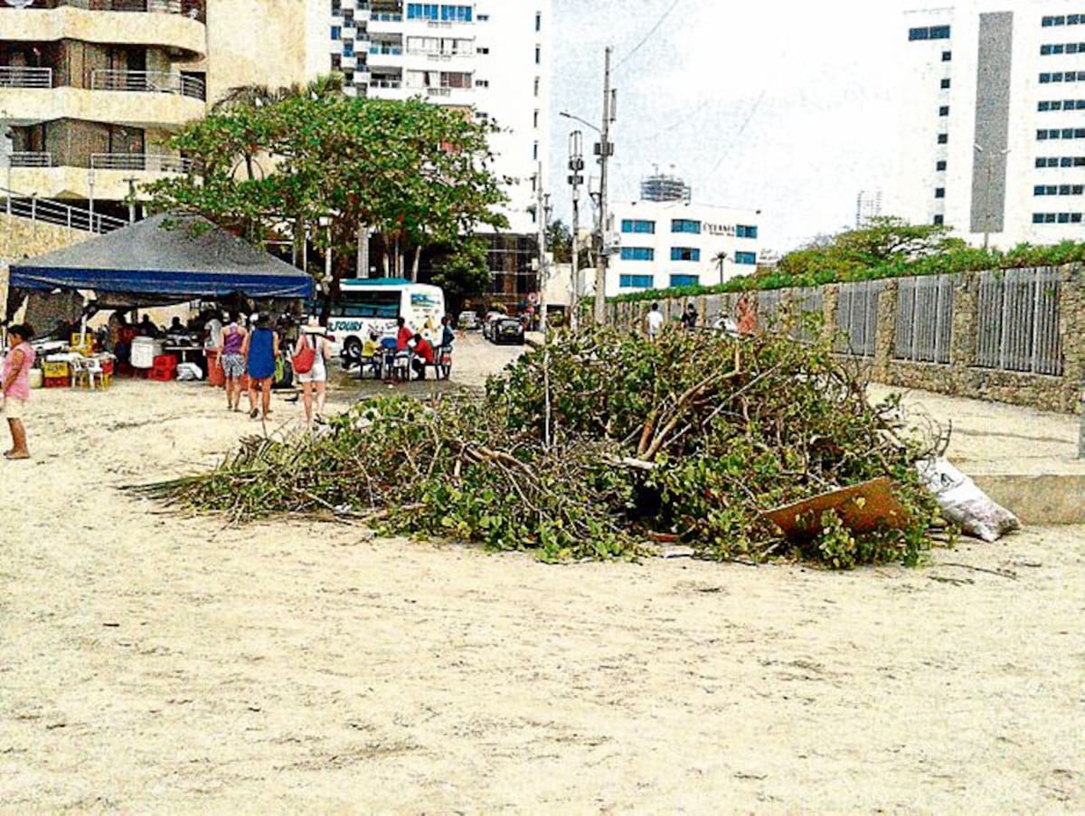 Los escombros y residuos producto de las labores de ampliación permanecieron más de tres días en esta salida a la playa.