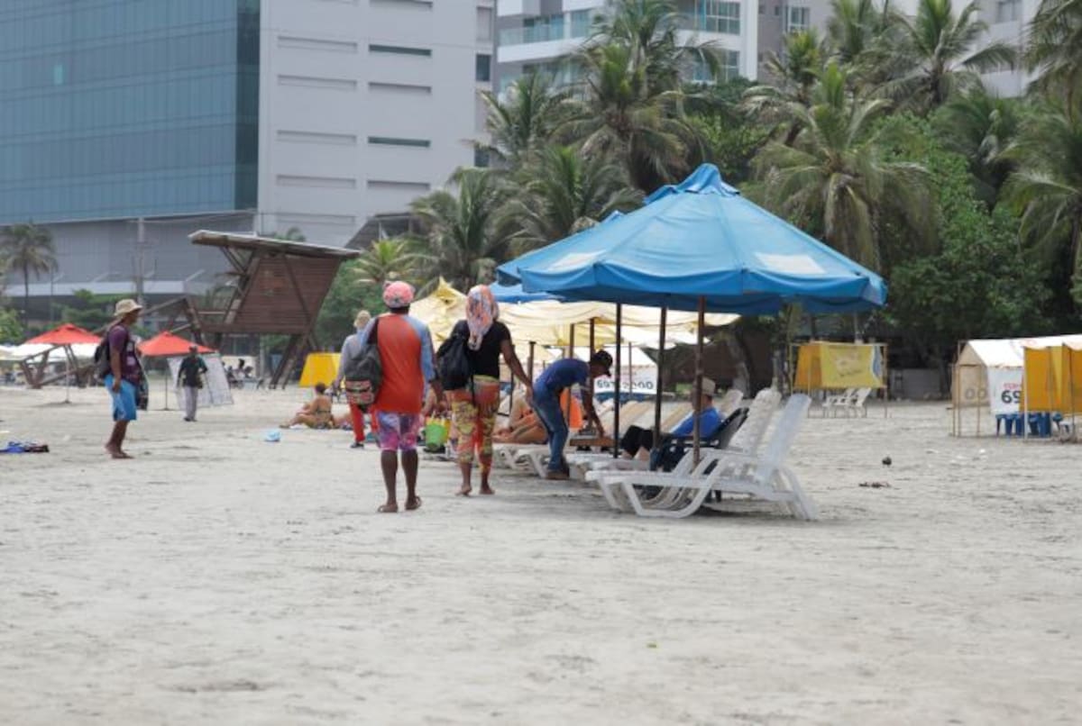 Las masajistas pretendían cobrar 300 mil pesos por la llamada ‘pruebita’ a tres turistas australianas, quienes disfrutaban del mar en Bocagrande. Luis Herrán