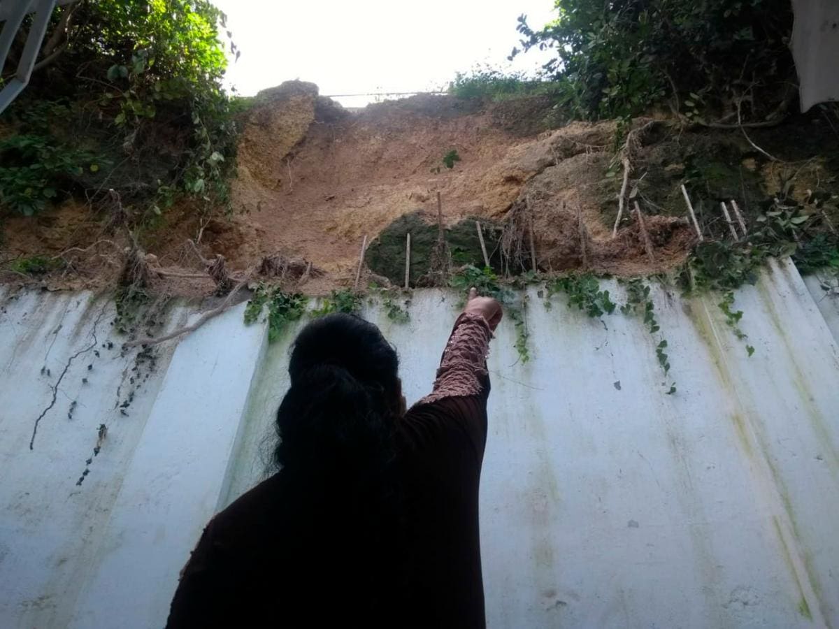 Las difíciles condiciones del terreno vecino mantienen con angustia a la señora Julia, quien pide ayuda para tener una vivienda propia.