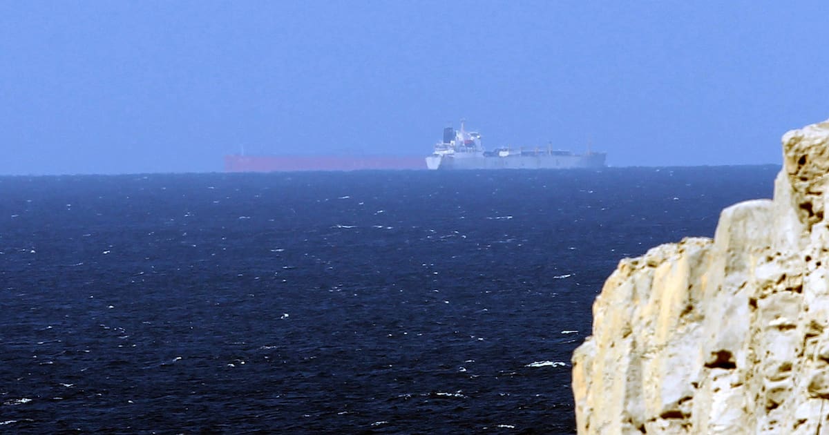 Crece la tensión en Ormuz: Irán responde a EE. UU. con ataque a 20 barcos
