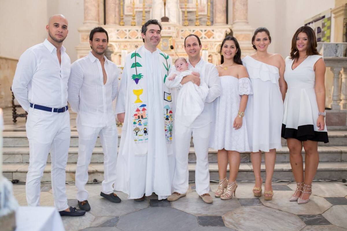 Los padrinos José Llamas y Guillermo Llamas, el padre Jorge Camacho, Mateo con su papá, Alberto Llamas, Claudia Otero de Llamas y las madrinas, Vanessa Benedetti y Juliana Castellano.