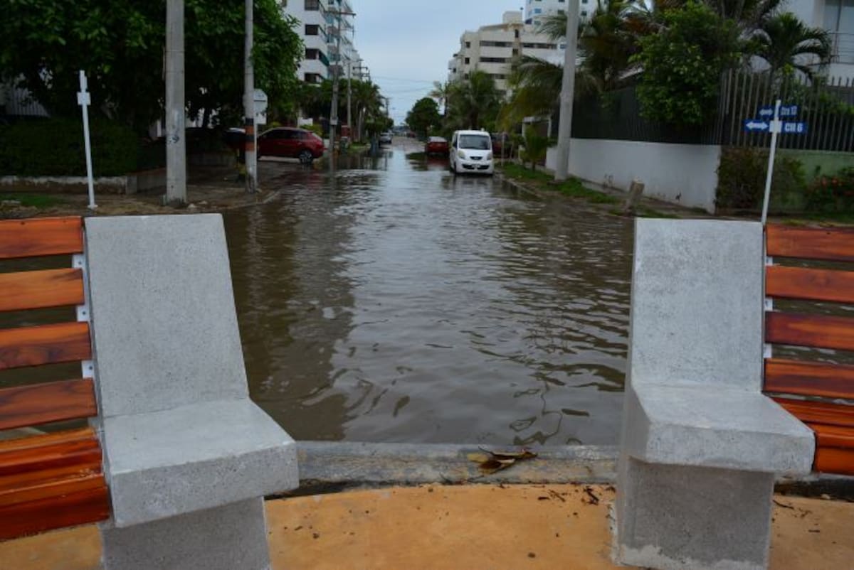 Avenida Chile, en el sector de Castillogrande, tras un aguacero reciente. //Pedro Torres Vergel.
