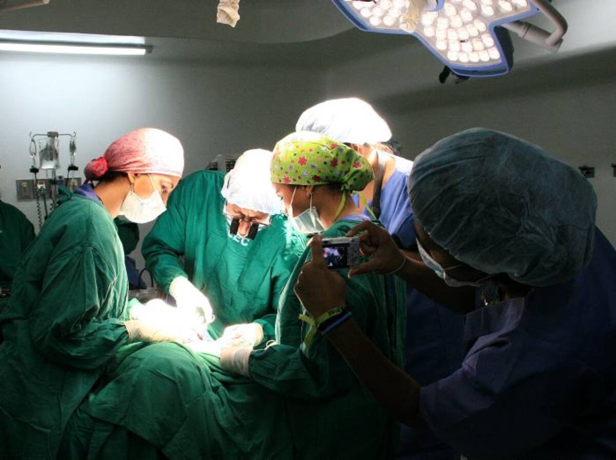 Según una reciente encuesta, el 90% de los cirujanos asegura que escucha música mientras realiza una intervención quirurgica. Ilustración