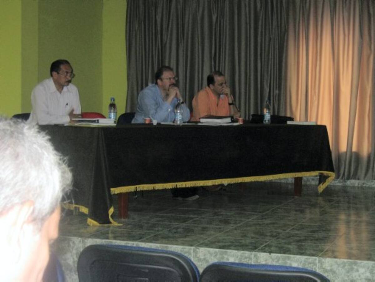 En la mesa las autoridades electorales. EL UNIVERSAL