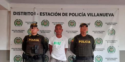 ¡Infame! Golpeó a su papá, policía intentó defenderlo y también lo agredió