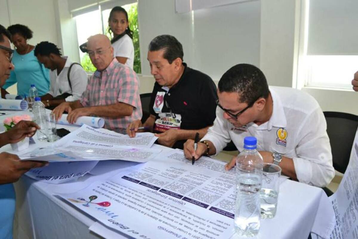 Los candidatos César Anaya, Jorge Quintana, Germán Viana, Armando Córdoba, y Javier Bustillo, firmaron el pacto por el buen vivir. Cortesía.