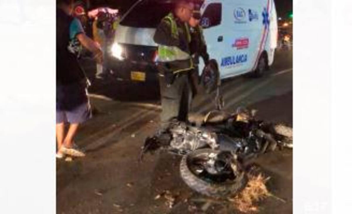 El bus arrolló a un moto y a un automóvil antes de quedar volcado a un lado de la vía.