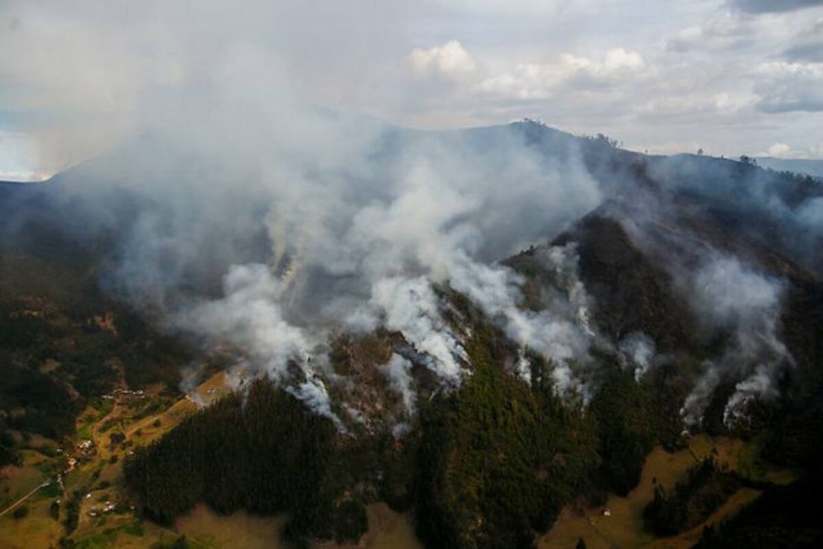 El cuerpo de Bomberos de Chiquinquirá seguirá al tanto del incendio. //Colprensa.