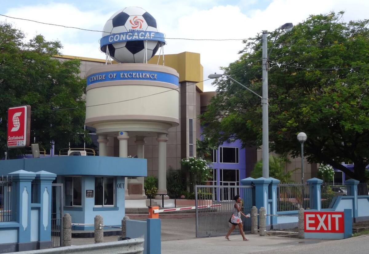 Puertas de entrada del Centro Joao Havelange de Excelencia, vinculado al acusado el ex vicepresidente de la FIFA Jack Warner. El complejo, inicialmente planeado como un centro de desarrollo de fútbol para el Caribe y en parte financiado por la FIFA, ahora se utiliza para eventos privados y reuniones políticas. FOTOS AFP