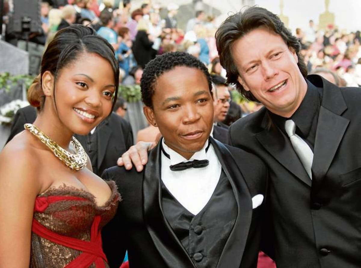 Terry Pheto(izquierda), Presley Chweneyagae (centro), del elenco del filme Tsotsi, de Sudáfrica, junto al director Gavin Hood. AP