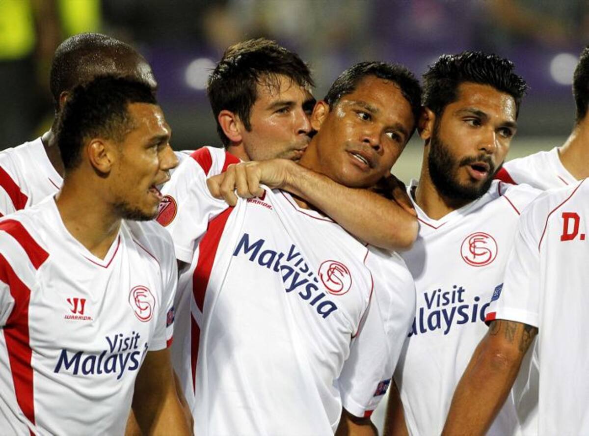 Jugadores del Sevilla celebran la anotación del colombiano Carlos Bacca. AP Fabrizio Giovannozzi