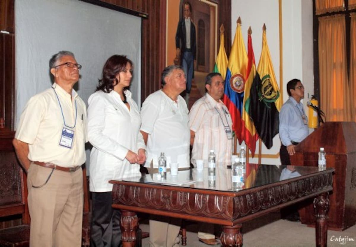 De izquierda a derecha, Manuel Villafañe de la Peña, director de capacitaciones Ider, María Ximena Rodríguez, coaching de Evolution Team; Fernando Lerzundy, vicepresidente de la Academia Olimpica Colombiana; Luis Alfredo Romano Ascanio, presidente de la Liga de Triatlon de Bolivar.
