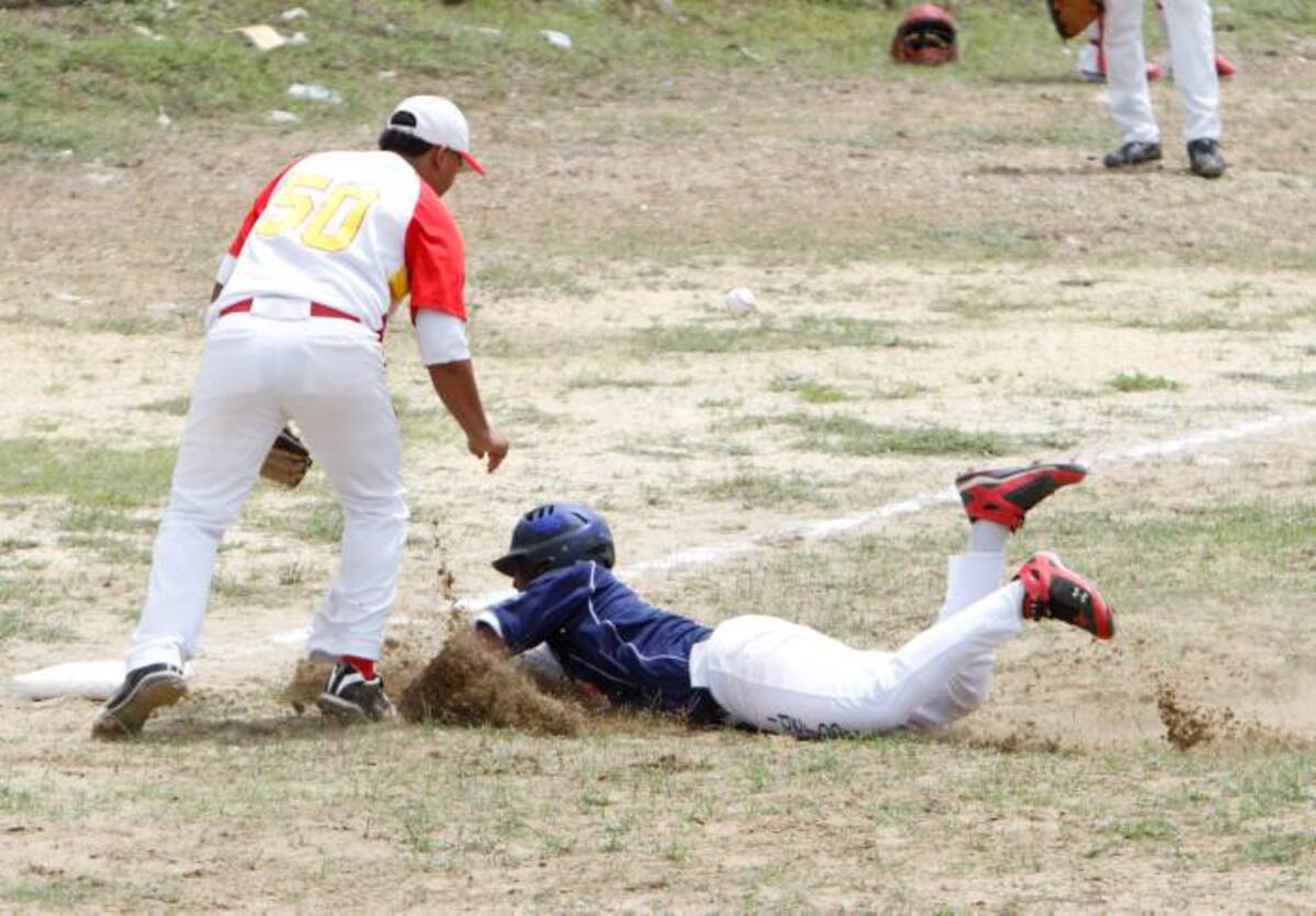Angelo Castro, de Villanueva, llega quieto a tercera base ante Eliécer Roa, de Uniautónoma, durante el juego de ayer en el estadio 24 de Junio. Luis Eduardo Herrán