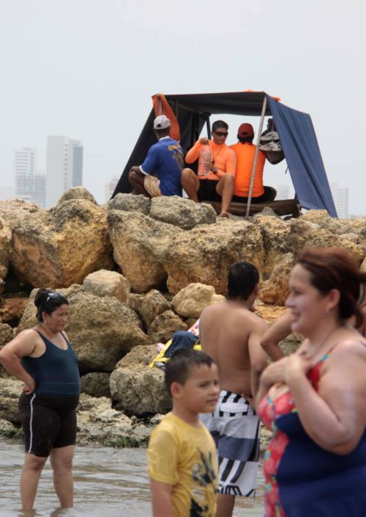 Desde una carpa los salvavidas vigilan a los bañistas en las playas del Dorado, en Bocagrande. ZENIA VALDELAMAR / EL UNIVERSAL