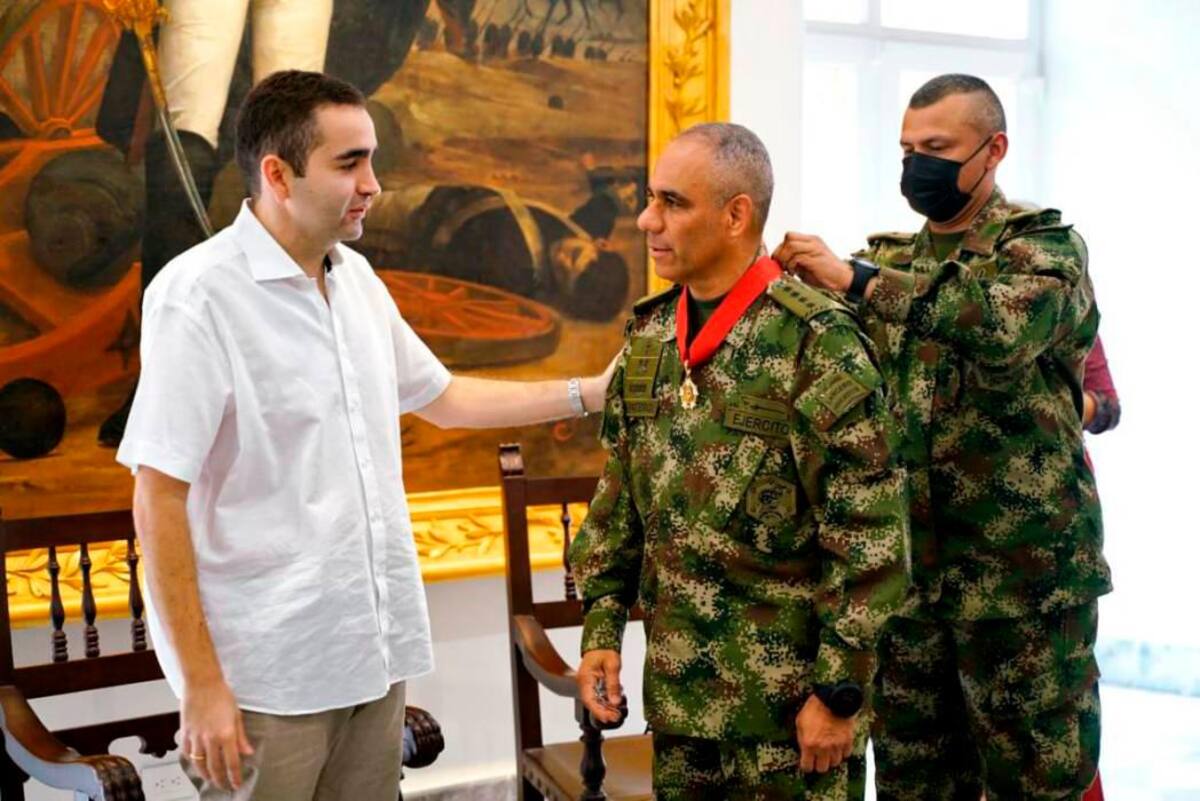Vicentico Blel, gobernador de Bolívar, condecorando al general Eduardo Zapateiro, único bolivarense que ha comandado al Ejército Nacional.