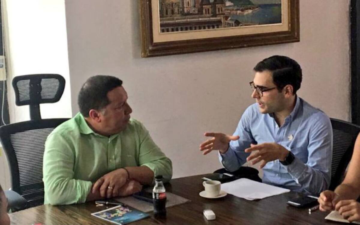 Manuel Vicente Duque, el alcalde mayor de Cartagena; y Sergio Londoño, alcalde encargado quien hoy deja el cargo que por 20 días ostentó por encargo presidencial. Archivo.