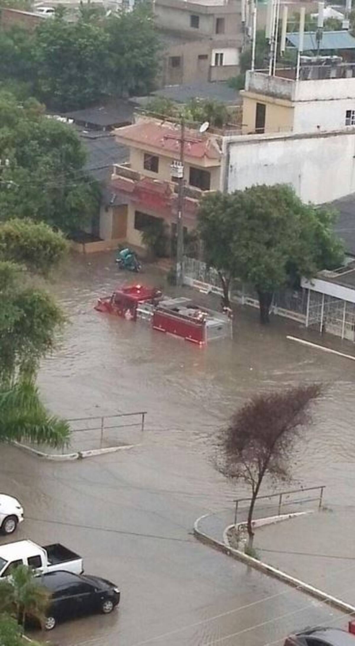 Otra máquina de bomberos tuvo que ayudar al microbús y al taxi que habían quedado entre las aguas en el Socorro. CORTESÍA