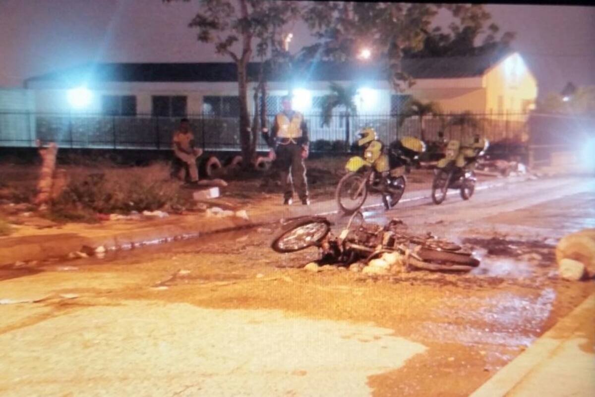 Moto de atracadores quemada en Las Palmeras Nayib Gaviria - El Universal