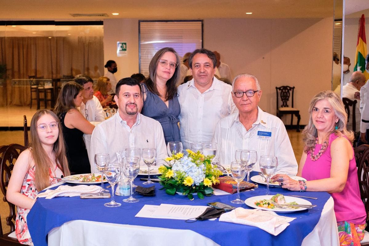 De pie: Jazmín Piñeres y Rafael Navarro. Sentados: Victoria Navarro, Carlos Ricardo, Juan Quijano y María T. Sanín.