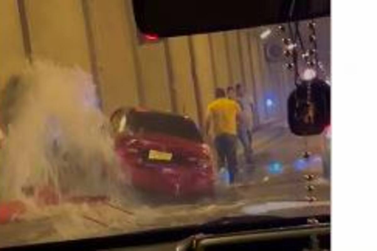 Vehículo se estrella en el túnel de crespo y rompe un tubo de agua