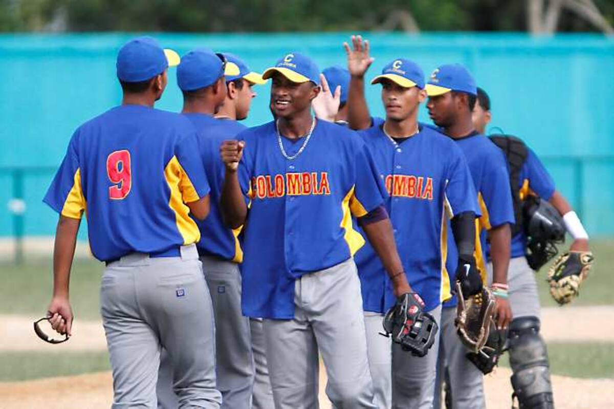 Los jugadores de Colombia festejan su clasificación a la ronda final del Panamericano de Béisbol Juvenill. ÓSCAR DÍAZ / El Universal /