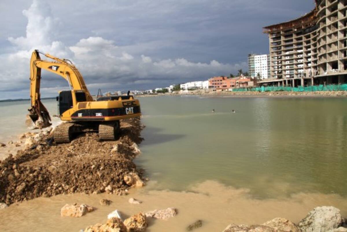 Los pescadores de Marbella alegan que la remoción de tierras y rellenos realizados en la zona ha bajado notablemente la pesca en el lugar. Oscar Díaz/El Universal