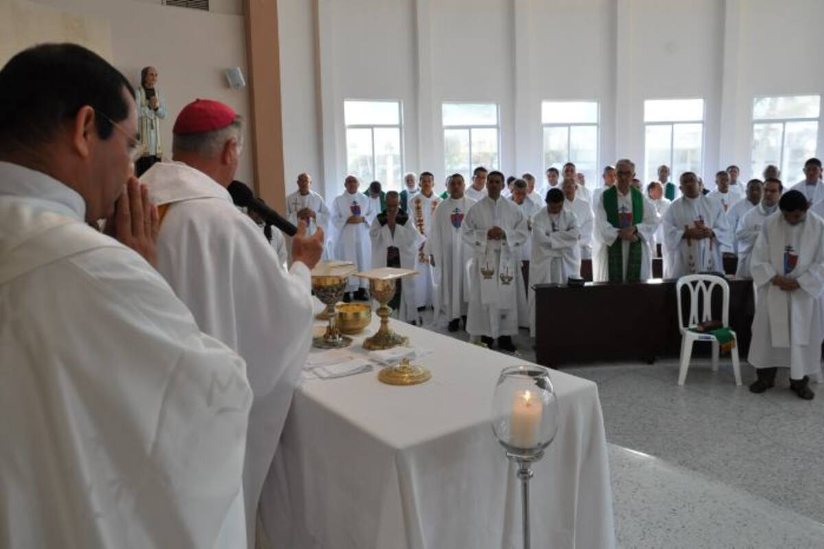La eucaristía de clausura del encuentro de fe también fue ocasión para felicitar y orar por Monseñor Víctor Tamayo al celebrar su décimo aniversario de ordenación como Obispo Auxiliar de Barranquilla. Juan Manuel Cantillo Arrieta