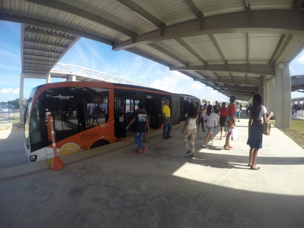 En las plataformas de Patio Portal se inician y se terminan los recorridos. Por el momento solo podrán ingresar los usuarios a bordo de padrones y busetones, la entrada peatonal aún no está habilitada. Luis E. Herrán.