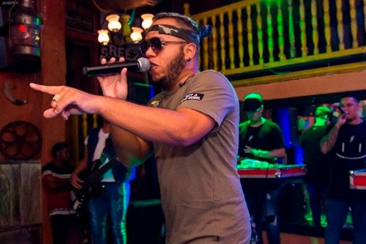 Koffe, el Kafetero recibe galardón por su canción “El Chicle”