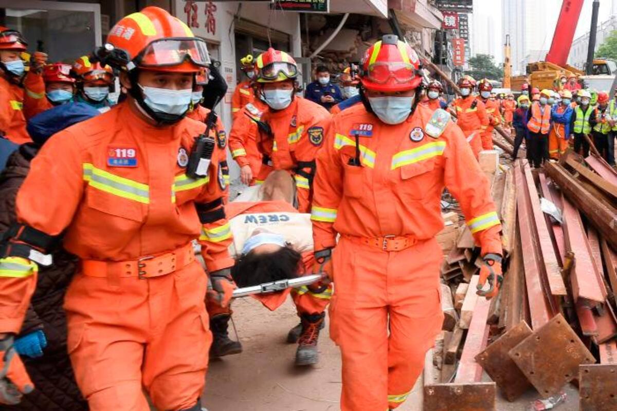 Rescatan a una sexta persona de edificio derrumbado en China