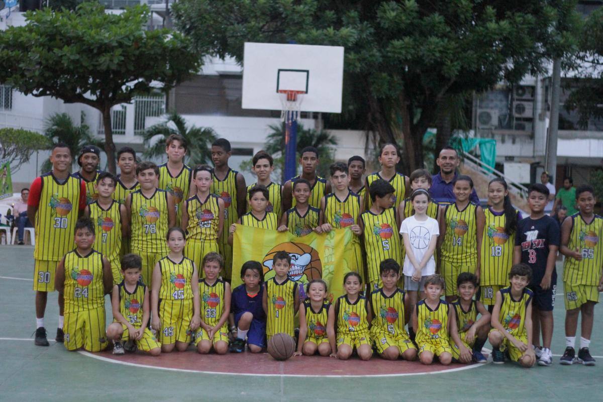 Niños se gozaron en el Baloncesto Dolphins Michael Kremers