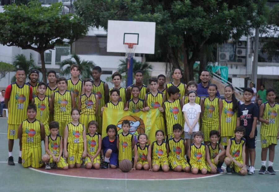 Niños se gozaron en el Baloncesto Dolphins Michael Kremers