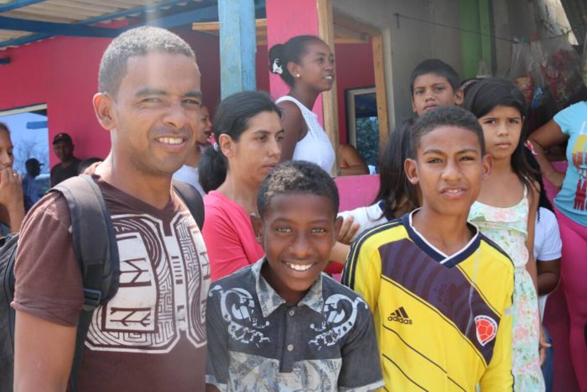 Cesar Barbosa, líder comunal junto a dos niños con condiciones especiales. Aura María Rodríguez