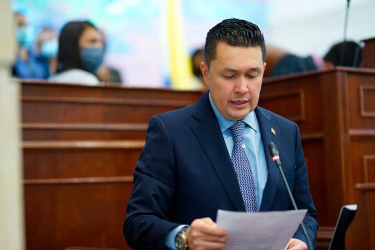 En medio de lágrimas, Edwin Ballesteros renunció a la Cámara de Representantes