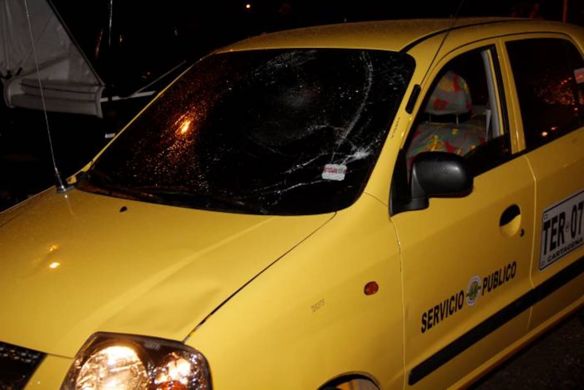 El sujeto fue golpeado fuertemente por este taxi y arrojado unos metros hacia adelante.
