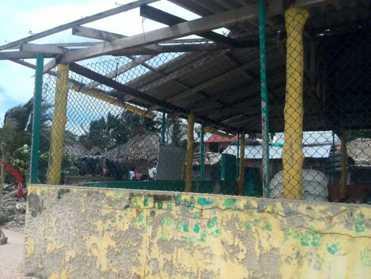Así permanece el techo del único colegio con el que cuenta la isla Múcura. //Cortesía.