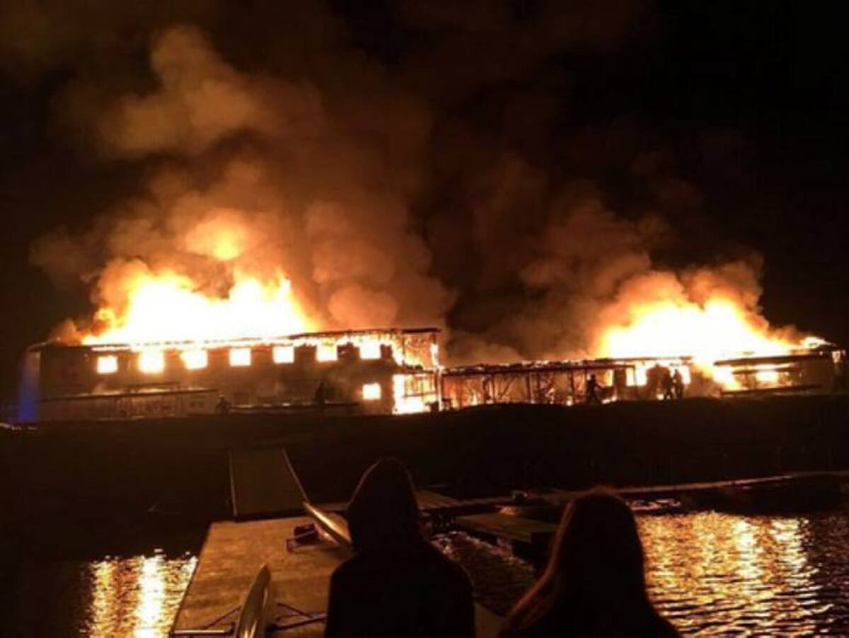 El incendio se desató pasadas las 04H30 (08H3O GMT) en el centro Curauma, ubicado en la región de Valparaíso a unos 120 kilómetros de Santiago. Twitter.